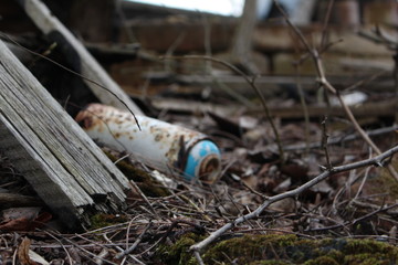 Vergessene und verrostete Spraydose auf dem Boden