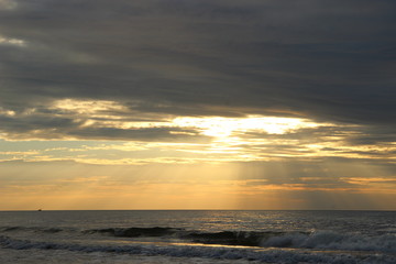 Fototapeta na wymiar zachód słońca nad bałtykiem