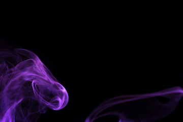 humo de color lila con fondo negro