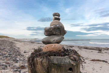 Steinpyramide am Meer