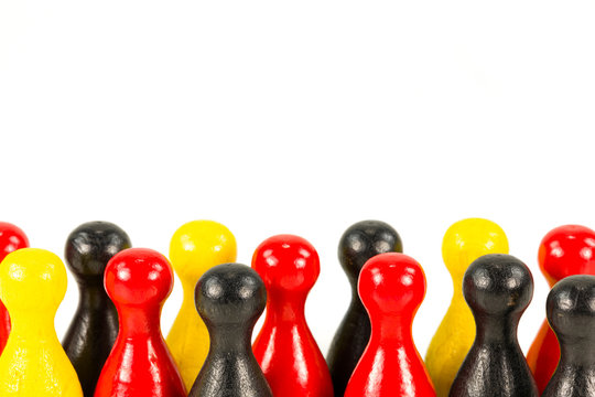 red, yellow and black halma cones with copyspace indicating majority ratios and group constelation
