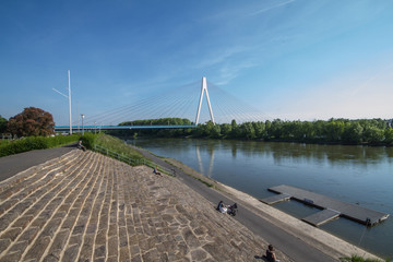 Brücke über den Rhein in Neuwied mit Uferpromenade