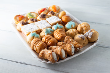 Vassoio di pasticcini italiani 