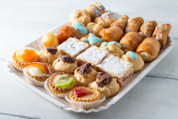 Vassoio con assortimento di pasticcini italiani 