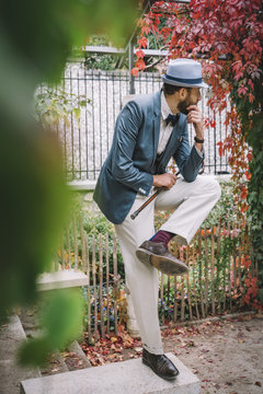 Homme style retro posant dans un square parisien, Montmartre, France