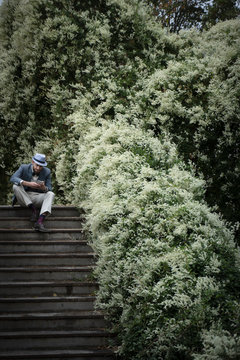 Homme assis dans les escaliers de Montmartre, Paris