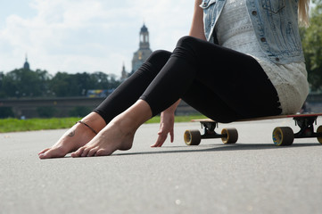 Skatergirl girl beim skaten longboard fahren ausruhen barfuß füße