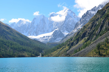 Fototapeta na wymiar Большое Шавлинское озеро на фоне вершин гор Сказка, Сестра и Красавица летом, Горный Алтай