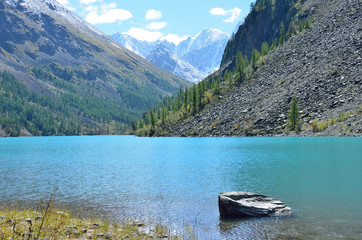 Большое Шавлинское озеро на фоне вершин гор Сказка, Сестра и Красавица летом, Горный Алтай