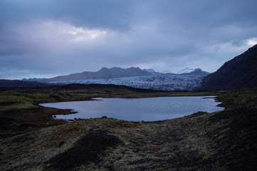 Fototapeta na wymiar See vor einem Gletscher in der Wildnis in Island