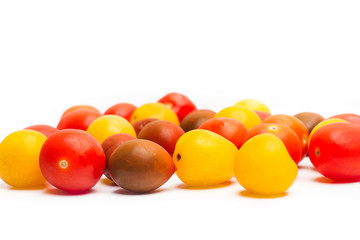 Tomates cherry sobre fondo blanco aislado. Vista de frente. Copy space
