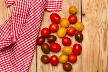 Tomates cherry sobre tabla de madera rústica. Vista superior