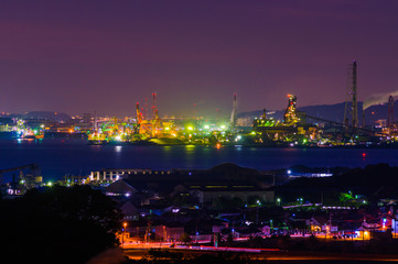Fototapeta na wymiar 関門海峡。空に夕暮れ残る工場夜景