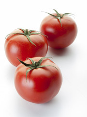 Tres tomates rojo vistos frontalmente 3