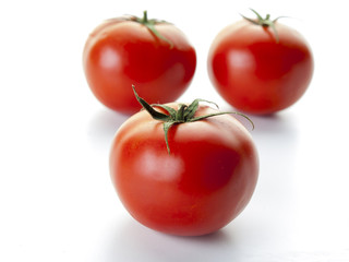 Tres tomates rojo vistos frontalmente 2