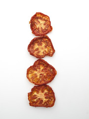 Hilera de tomates rojos deshidratados vistos cenitalmente