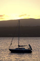 Paseo en barca por el mar al atardecer