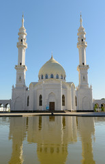Fototapeta na wymiar Pool near beautiful mosque
