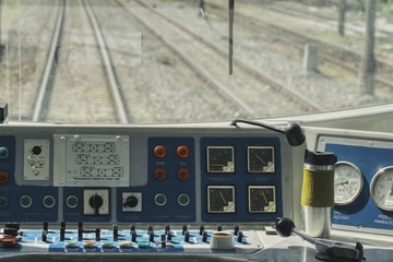Fototapeta widok z kabiny maszynisty kolejowego w tle rozmyte tory obraz