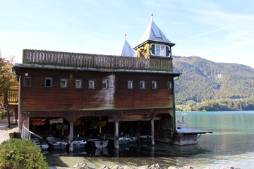 Obraz premium Bootshaus am Fuschlsee im Salzkammergut.
