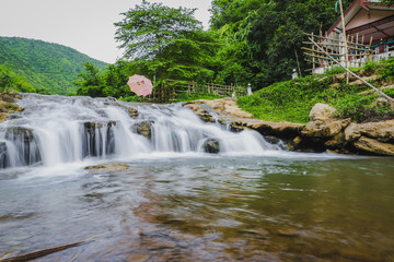 Obraz premium Spadek wody z migawki o niskiej szybkości