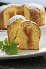 Buchtel mit Marillen Konfitüre