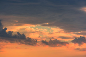 Fototapeta premium Kolorowe chmury na dramatycznym zmierzchu niebie