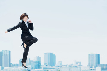 勢い良くジャンプする女性（ビジネスイメージ）