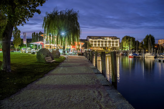 Immenstaad am Bodensee Hafen am Abend entzerrt