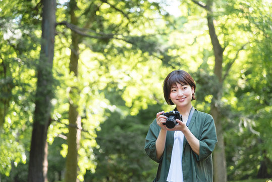 新緑の中 カメラを構える女の子 Stock 写真 Adobe Stock