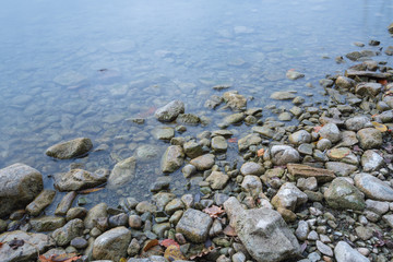 Obraz premium Stein Strand am Wasser