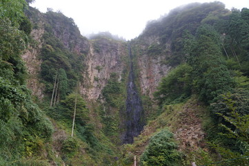 Fototapeta na wymiar 崖から落ちる滝