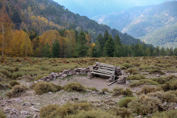 Bank aus Holz und Steinen