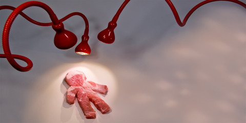 obiekt humanoid leżący pod czerwonymi lampami
