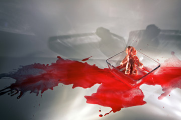 obiekt humanoid leżący w basenie stojącym w kałuży krwi