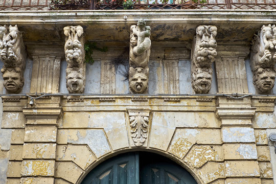 Balconata con Mascheroni di epoca barocca nella Sicilia a Palazzolo Acreide
