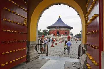Tuinposter Tourists visiting the Temple of Heaven in Beijing, China © lapas77