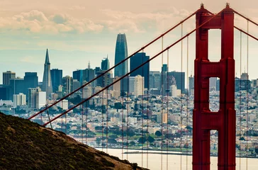 Fototapete Golden Gate Bridge Stadt San Francisco Ca. Geschäftsviertel in der Innenstadt durch den Nordturm der Golden Gate Bridge gesehen
