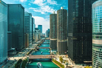 Foto op Plexiglas Chicago River met boten en verkeer in Downtown Chicago © Tierney
