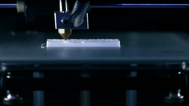 Zeitraffer Video eines 3D Druckers beim drucken eines Modells mit Filament und dem Schriftzug 3D