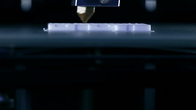 Zeitraffer Video eines 3D Druckers beim drucken eines Hauses mit Filament, Konzept Technologie f&uuml;r Architekten oder Ingenieure, fortschrittliche bauverfahren