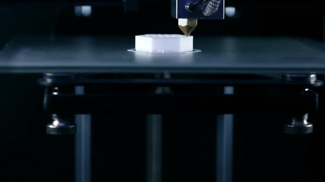 Zeitraffer Video eines 3D Druckers beim drucken einer Schraube mit Filament, Konzept fortschrittliche Produktion und Technologie in der Industrie und Forschung