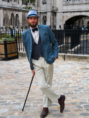 Jeune homme &eacute;l&eacute;gant avec canne et chapeau