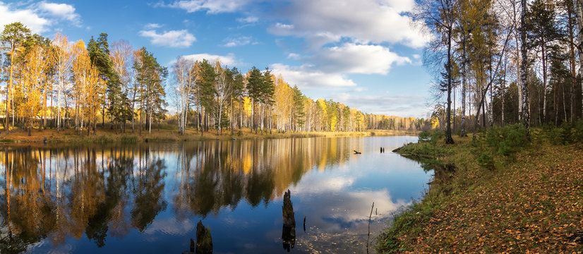 панорама утреннего осеннего пейзажа на озере с березовым лесом на берегу, Россия, Урал, сентябрь