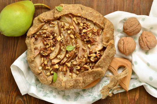 Galeta with pear, cream cheese, walnuts and honey