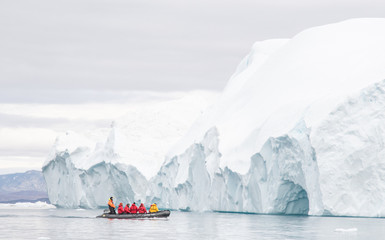 Eisberge bei einer Zodiac-Fahrt in der Disco Bucht