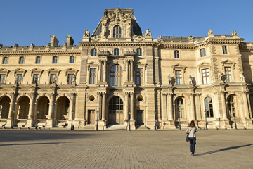 Fototapeta na wymiar Cour Napoléon au Louvre, France
