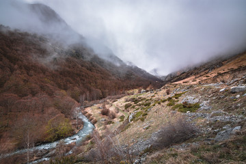 Vallée d'Ossoue dans le brouillard © Yannick