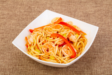 Wok noodle with prawn and vegetables