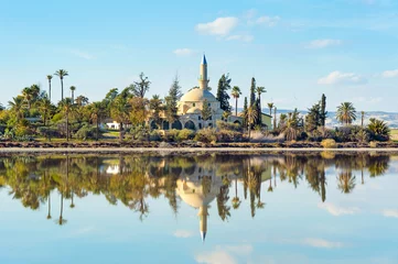 Zelfklevend Fotobehang Hala Sultan Tekke-moskee op Zoutmeer, Larnaka, Cyprus © romanevgenev